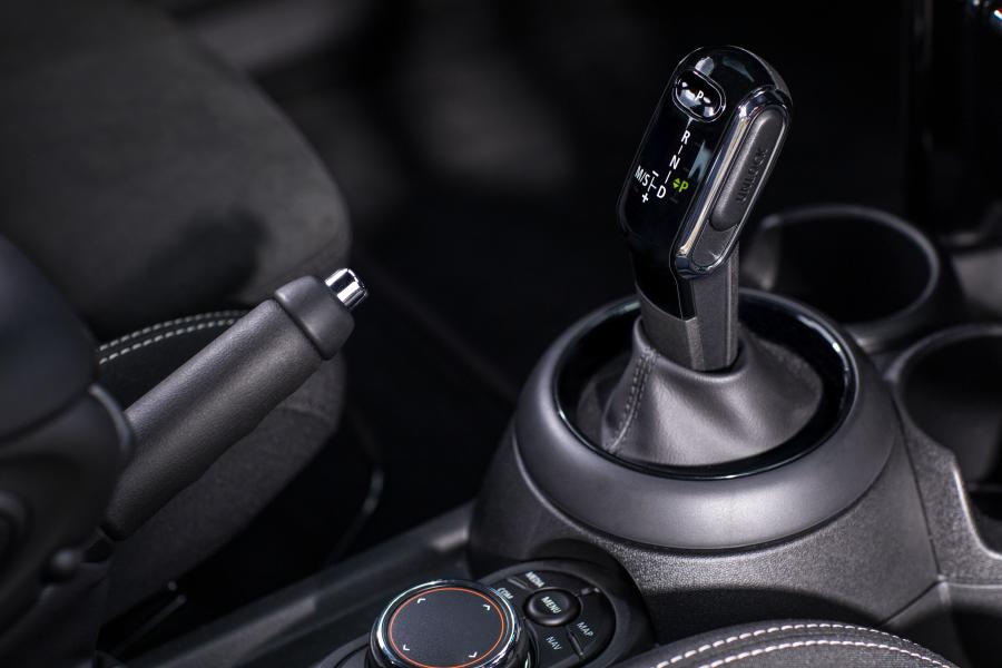 Детали интерьера Mini Cooper 5-Door (F56) 2018 года  (UK) (фото 19 из 23)